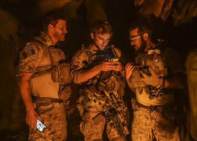 SEAL Team - Never Say Die - Filmfotók - David Boreanaz, Max Thieriot, A. J. Buckley