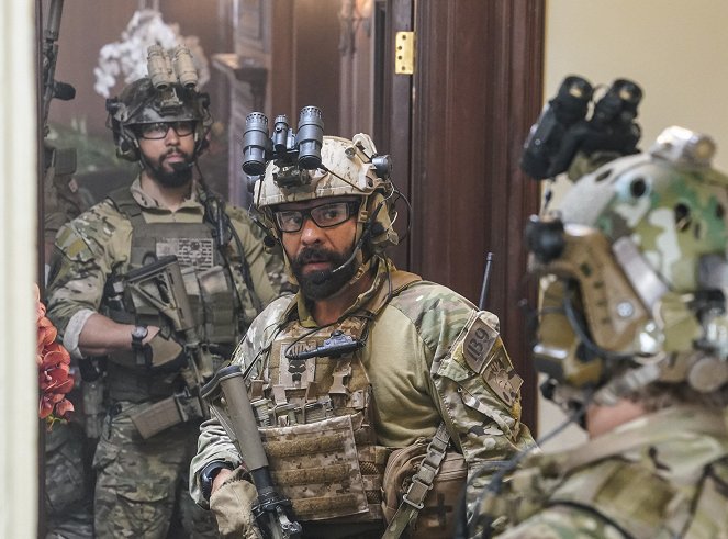 SEAL Team - Season 2 - The Worst of Conditions - Photos - Neil Brown Jr., Michael Irby