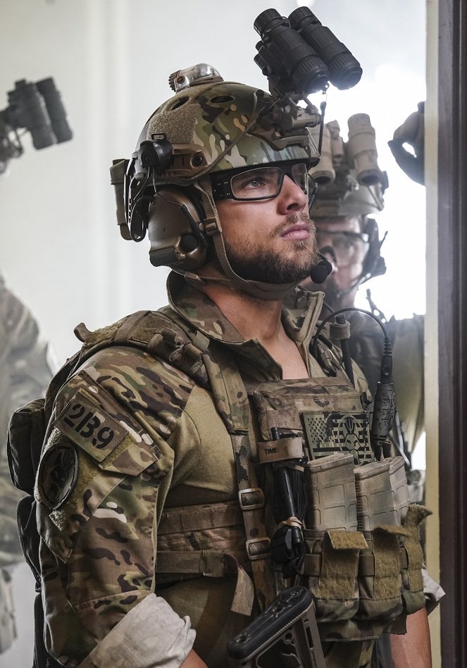 SEAL Team - Season 2 - The Worst of Conditions - Photos - Max Thieriot