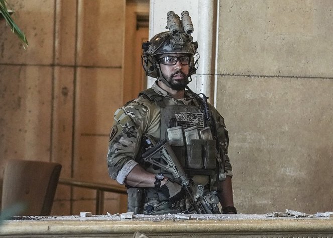 SEAL Team - Season 2 - The Worst of Conditions - Photos - Neil Brown Jr.