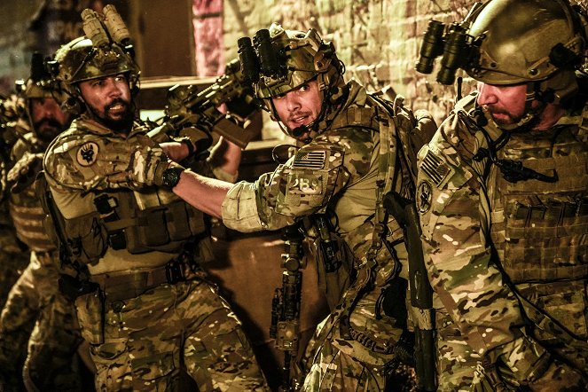 SEAL Team - Season 2 - All That Matters - Photos - Neil Brown Jr., Max Thieriot