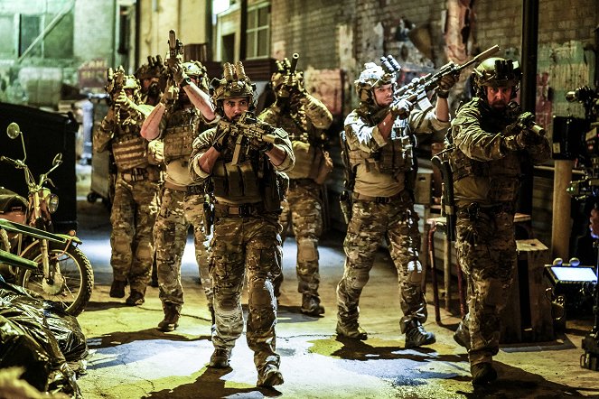 SEAL Team - Panique à Bombay - Film - Neil Brown Jr., Max Thieriot, Tyler Grey
