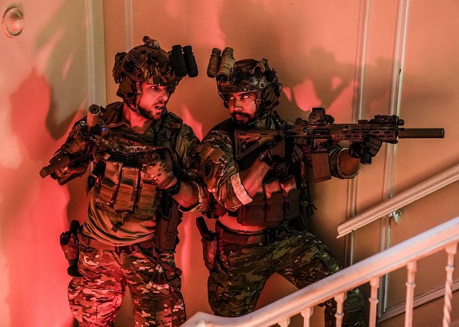 SEAL Team - Season 2 - All That Matters - Photos - Max Thieriot, Neil Brown Jr.