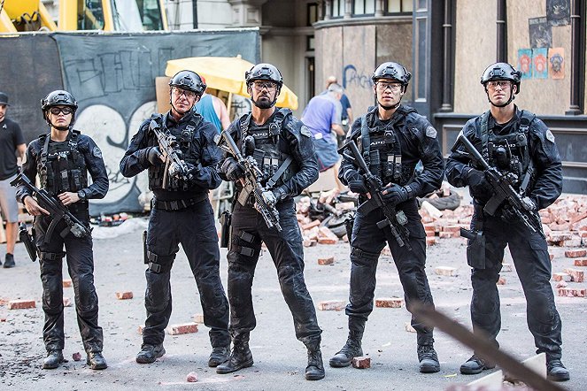 S.W.A.T. - Sous les décombres - Tournage - Lina Esco, Kenny Johnson, Shemar Moore, David Lim, Alex Russell