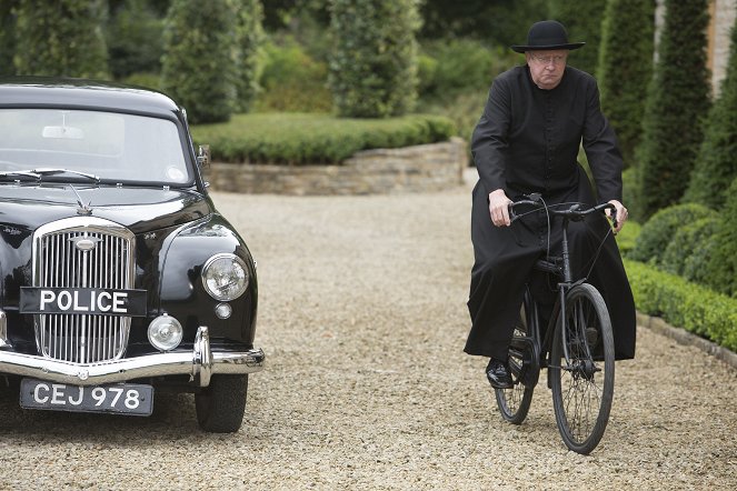 Father Brown - Season 4 - The Sins of the Father - Photos - Mark Williams