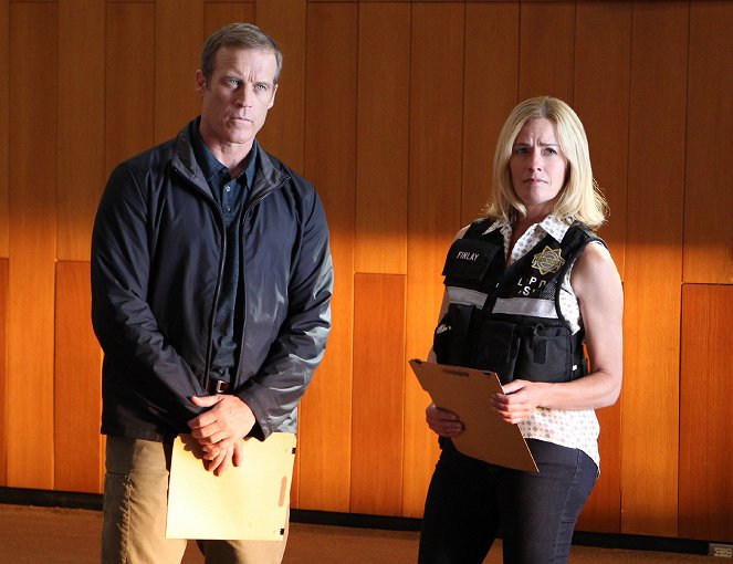 CSI: Crime Scene Investigation - Season 15 - The CSI Effect - Van film - Mark Valley, Elisabeth Shue