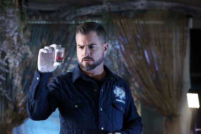 CSI: Crime Scene Investigation - The Book of Shadows - Photos - George Eads