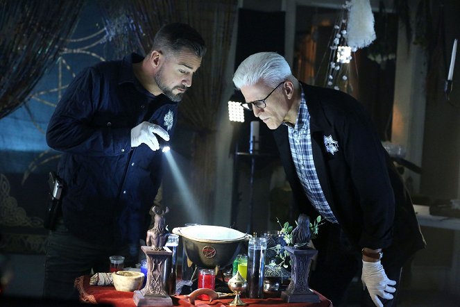 CSI: Crime Scene Investigation - The Book of Shadows - Photos - George Eads, Ted Danson