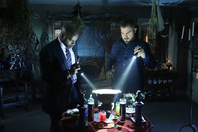 CSI - Den Tätern auf der Spur - Season 15 - Aus dem Buch der Schatten - Filmfotos - Alimi Ballard, George Eads