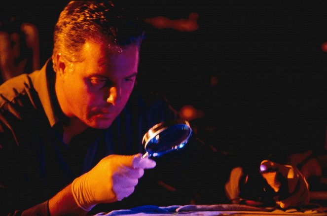 CSI: Crime Scene Investigation - Season 1 - Pilot - Photos - William Petersen