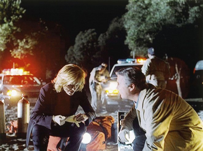 CSI: Crime Scene Investigation - Season 1 - Pledging Mr. Johnson - Photos - Marg Helgenberger, William Petersen