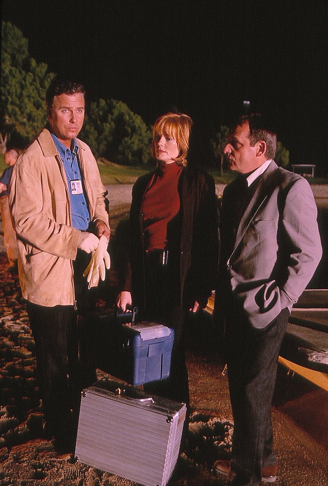 CSI: Crime Scene Investigation - Season 1 - Pledging Mr. Johnson - Photos - William Petersen, Marg Helgenberger, Paul Guilfoyle