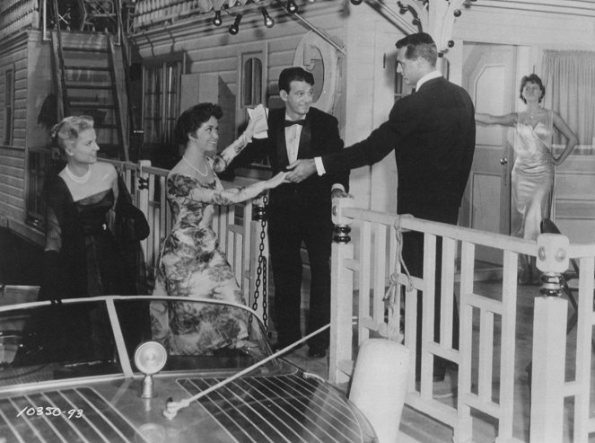 Romance na řece - Z filmu - Martha Hyer, Susan Cabot, Murray Hamilton, Cary Grant, Sophia Loren