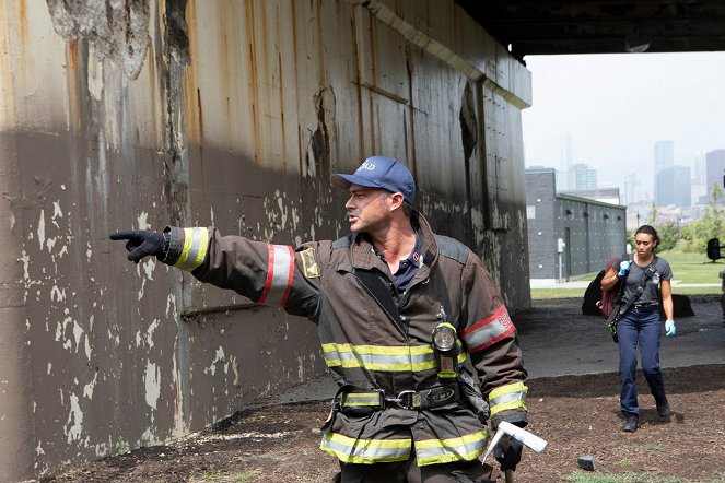 Chicago Fire - Thirty Percent Sleight of Hand - Van film - Taylor Kinney