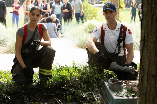 Chicago Fire - To nie akcja dobroczynna - Z filmu - Miranda Rae Mayo, Jesse Spencer