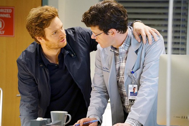Chicago Med - Heavy Is the Head - Photos - Nick Gehlfuss
