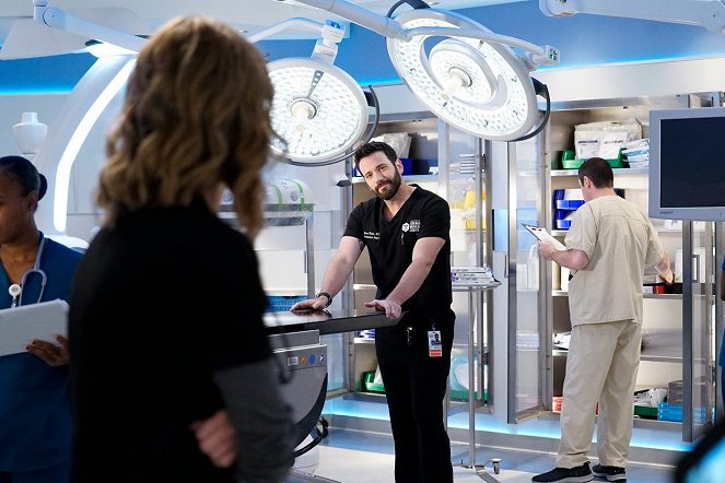 Chicago Med - Season 4 - Heavy Is the Head - Photos - Colin Donnell