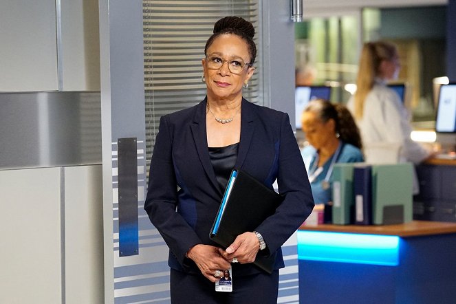 Chicago Med - Backed Against the Wall - Photos - S. Epatha Merkerson