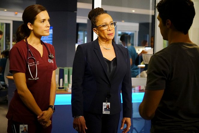 Chicago Med - Backed Against the Wall - Photos - Torrey DeVitto, S. Epatha Merkerson
