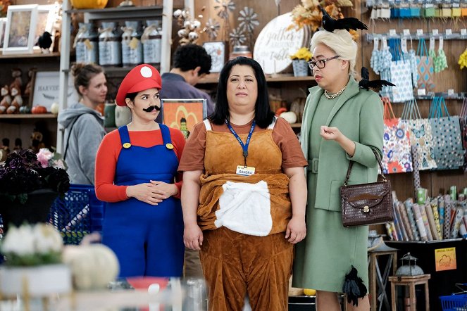 Supermarket - Konkurs na najlepszy kostium - Z filmu - America Ferrera, Kaliko Kauahi, Nico Santos