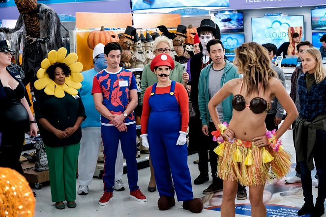 Superstore - Costume Competition - Photos - Ben Feldman, America Ferrera