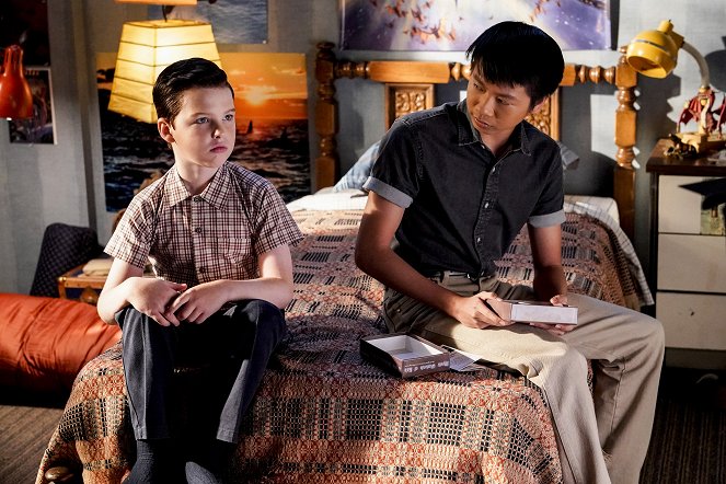 Młody Sheldon - Sekret finansowy i rybi sos - Z filmu - Iain Armitage, Ryan Phuong