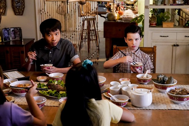 Młody Sheldon - Sekret finansowy i rybi sos - Z filmu - Ryan Phuong, Iain Armitage
