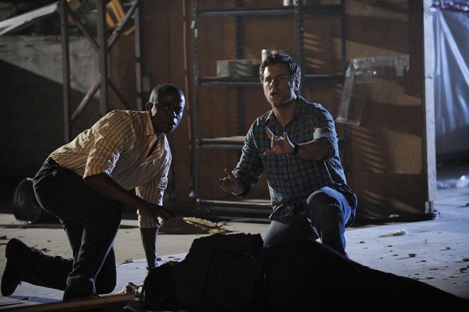Psych - Earth, Wind and... Wait for It - Van film - Dulé Hill, James Roday Rodriguez