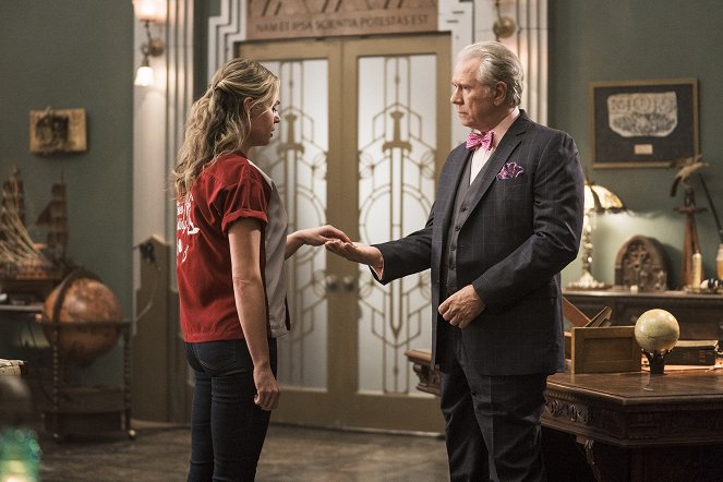 The Librarians - And the Graves of Time - Van film - Rebecca Romijn, John Larroquette