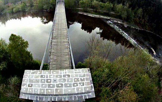 Zrezivělá krása - Most dvou řek - Kuvat elokuvasta