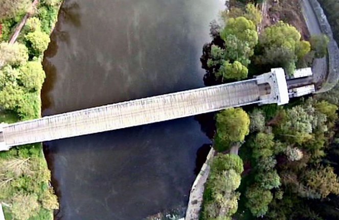 Zrezivělá krása - Most dvou řek - Filmfotos