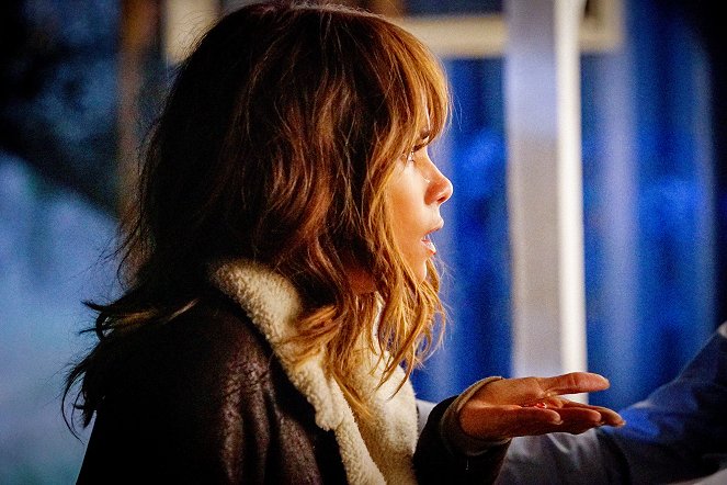 Extant - Arms and the Humanich - Photos - Halle Berry