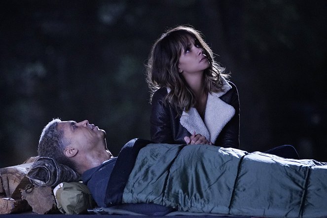 Extant - Arms and the Humanich - Z filmu - Halle Berry