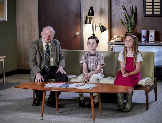 Young Sheldon - A Research Study and Czechoslovakian Wedding Pastries - Photos - Wallace Shawn, Iain Armitage, Raegan Revord