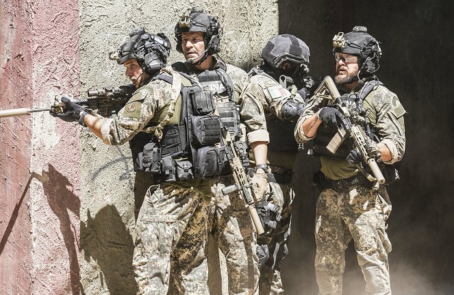 SEAL Team - Hold What You Got - Photos - Max Thieriot, David Boreanaz, A. J. Buckley