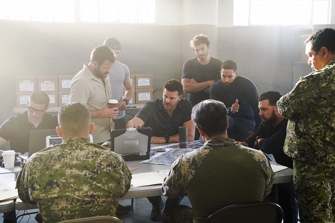 SEAL Team - Season 2 - Hold What You Got - Photos - Judd Lormand, David Boreanaz, Justin Melnick, Neil Brown Jr., A. J. Buckley