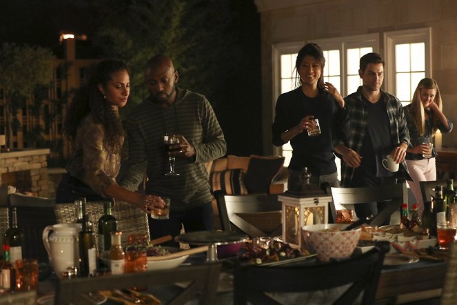 A Million Little Things - Season 1 - Friday Night Dinner - Photos - Christina Moses, Romany Malco, Grace Park, Lizzy Greene, David Giuntoli