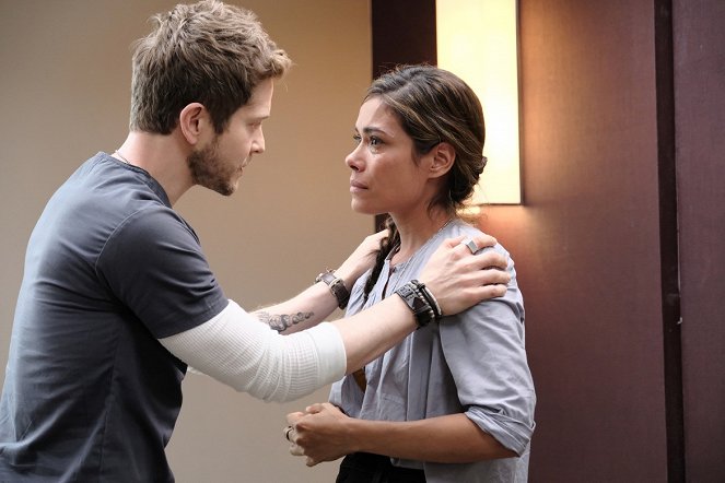 A rezidens - A kórokozó - Filmfotók - Matt Czuchry, Daniella Alonso