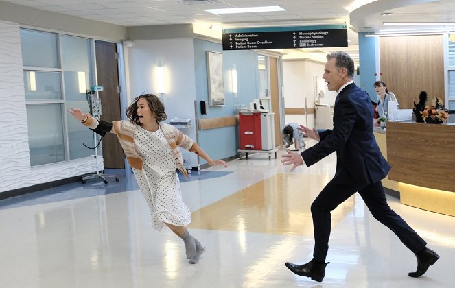 The Resident - Nightmares - Photos - Bailey Noble, Bruce Greenwood