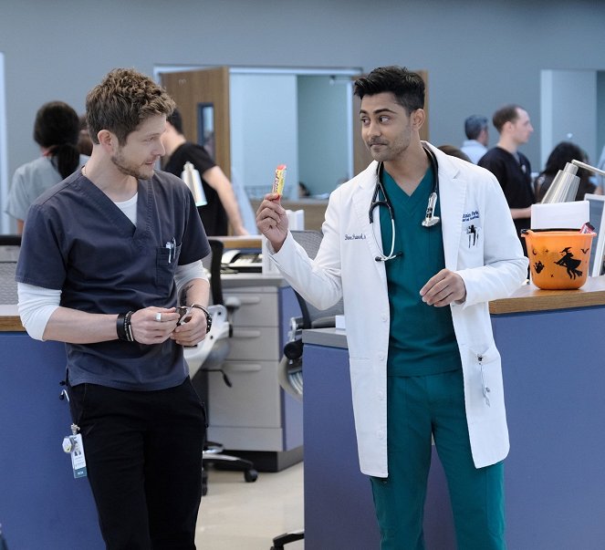 Doktoři - Noční můry - Z filmu - Matt Czuchry, Manish Dayal