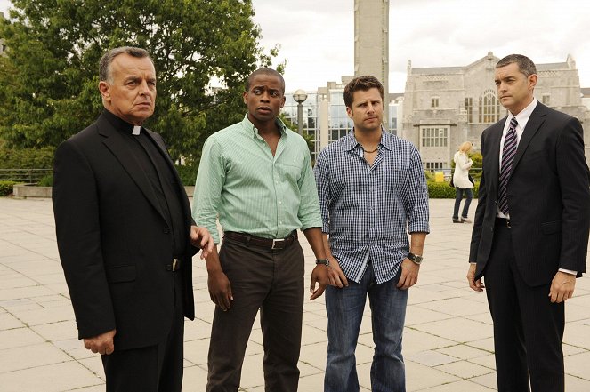 Psych - Season 4 - The Devil Is in the Details... And the Upstairs Bedroom - Photos - Ray Wise, Dulé Hill, James Roday Rodriguez, Timothy Omundson