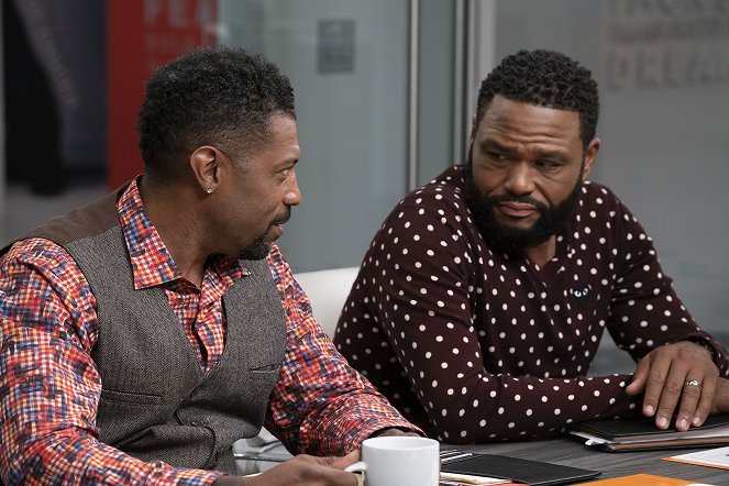 Black-ish - Gap Year - Photos - Deon Cole, Anthony Anderson