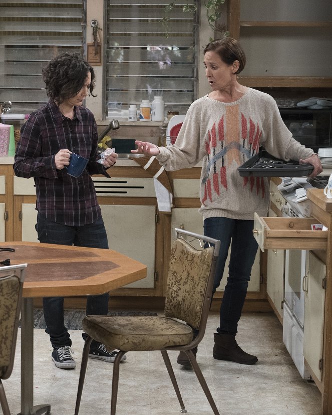 The Conners - Keep on Truckin' - Photos - Sara Gilbert, Laurie Metcalf