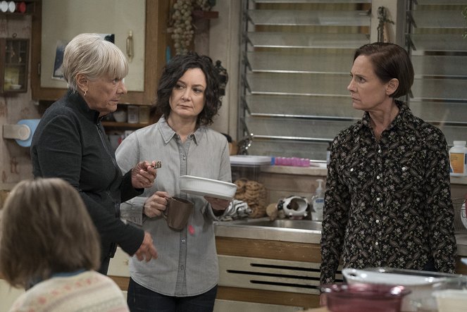 The Conners - Season 1 - Keep on Truckin' - Kuvat elokuvasta - Estelle Parsons, Sara Gilbert, Laurie Metcalf