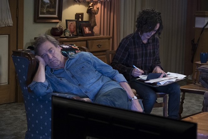 The Conners - Season 1 - Keep on Truckin' - Photos - John Goodman, Sara Gilbert