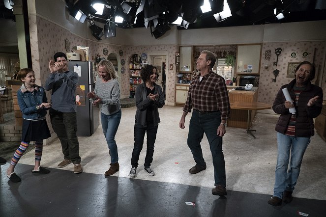 The Conners - Season 1 - Tangled Up In Blue - Making of - Ames McNamara, Michael Fishman, Alicia Goranson, Sara Gilbert, John Goodman, Laurie Metcalf