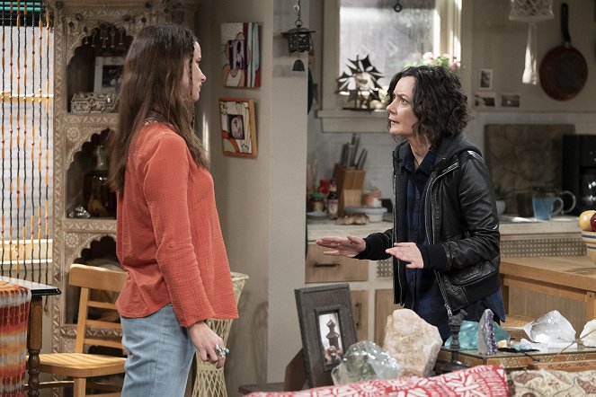 The Conners - Season 1 - Tangled Up In Blue - Photos - Juliette Lewis, Sara Gilbert