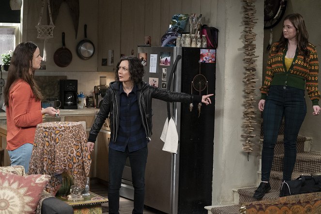 The Conners - Season 1 - Tangled Up In Blue - Photos - Juliette Lewis, Sara Gilbert, Emma Kenney