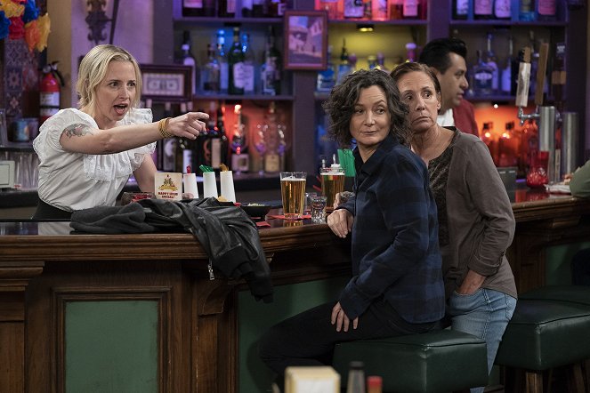 The Conners - Season 1 - Tangled Up In Blue - Photos - Alicia Goranson, Sara Gilbert, Laurie Metcalf