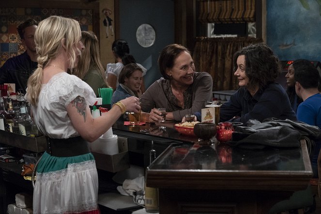 The Conners - Tangled Up In Blue - Filmfotók - Laurie Metcalf, Sara Gilbert